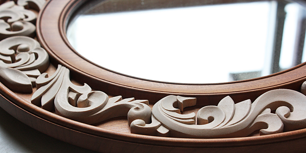 彫刻の入った丸鏡