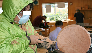 木工旋盤で木の器の加工途中