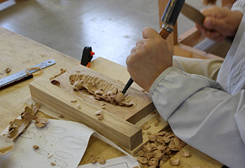 木の器の手彫り