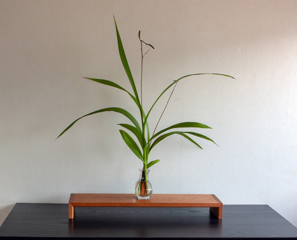 木工教室の作品：花瓶と植物を置いた花台