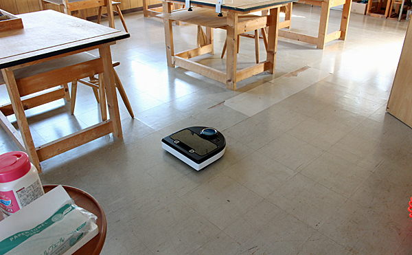 木工教室をロボット掃除機で掃除