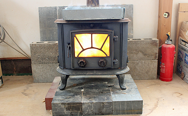 家具工房の暖炉