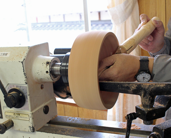 木の器の木工旋盤での加工