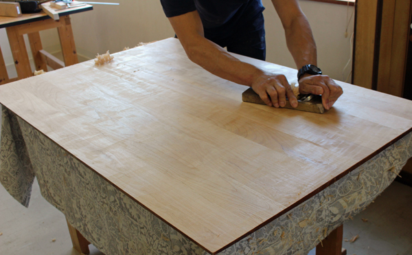 テーブルの天板（甲板）のカンナ削り、リストア