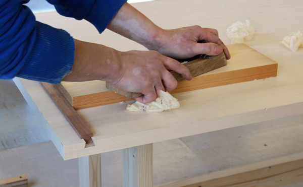 カンナ削りをするとき、作業台で材料を固定する、ストッパー