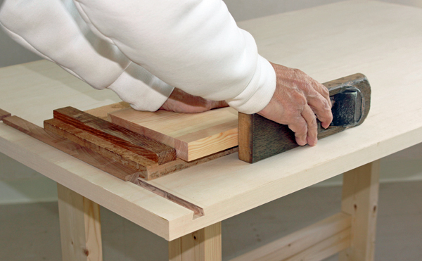 木端。木口をカンナで削るとき作業台で材料を固定する、ストッパー