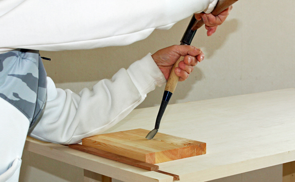木の器を彫るとき、作業台で材料を固定する、ストッパー