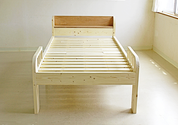 木のベッド