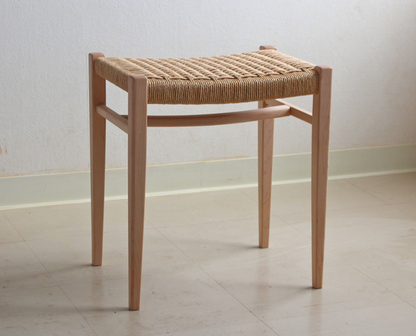 座面をペーパーコードで編み込んだスツール