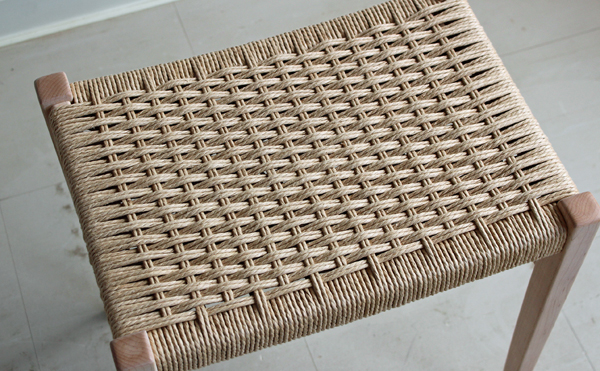 座面をペーパーコードで編み込んだところ