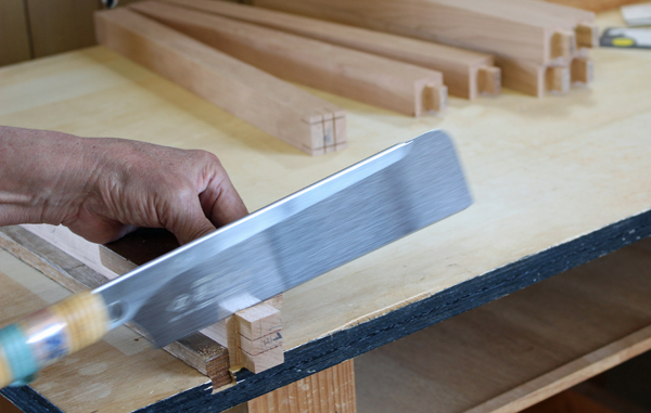 胴付き鋸で切断中