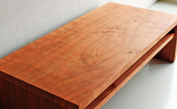 チェリーのソファーサイドテーブル