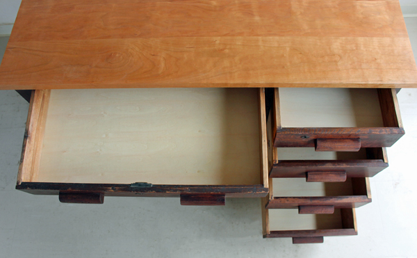 机のリフォームで引き出し底板の新品に！