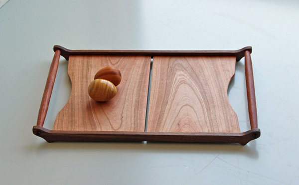 木のトレイに木の卵を載せたところの写真