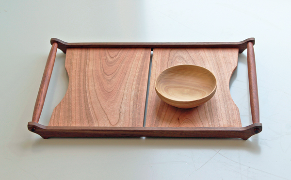 木のトレイに木の器を載せたところの写真