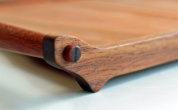 木のトレイの取っ手部分の詳細の写真