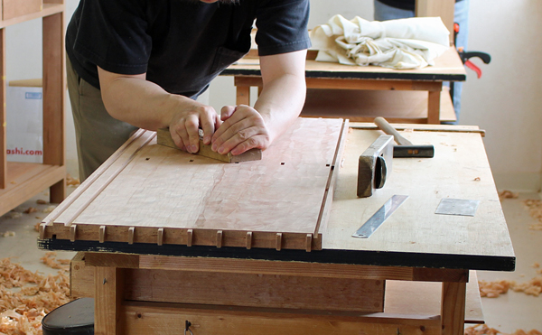 キャビネットの板のカンナ仕上げの画像