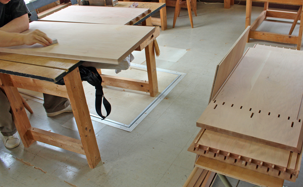 手磨きによるキャビネットの板の仕上げの画像