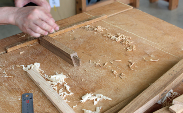 サイドテーブルの部品のカンナ仕上げの画像