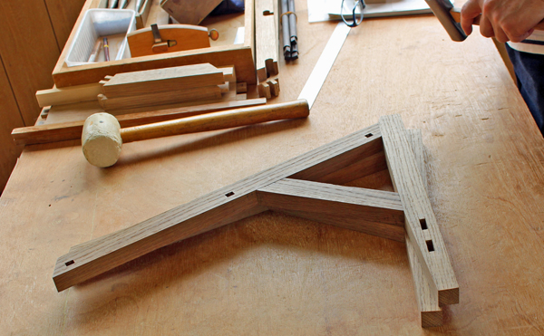 サイドテーブルの両脚の画像