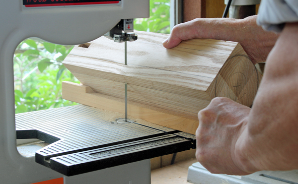 角脚から丸脚へ変更するためバンドソーで切断