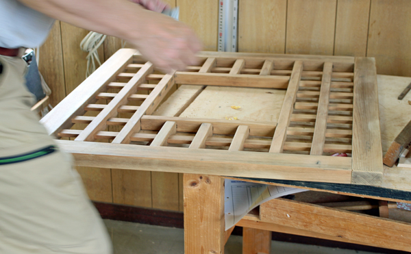 掘り炬燵の下の足置き台