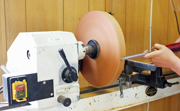 木工旋盤によるケヤキの器の作成中の画像