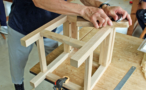 家具基礎コースのスツールのカンナ仕上げ中の画像