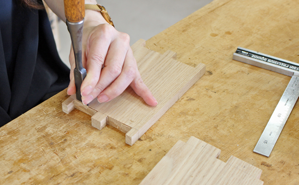 家具基礎コースのミニシェルフのノミ調整中の画像