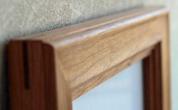 額縁の凹みを外丸カンナで削ったところ