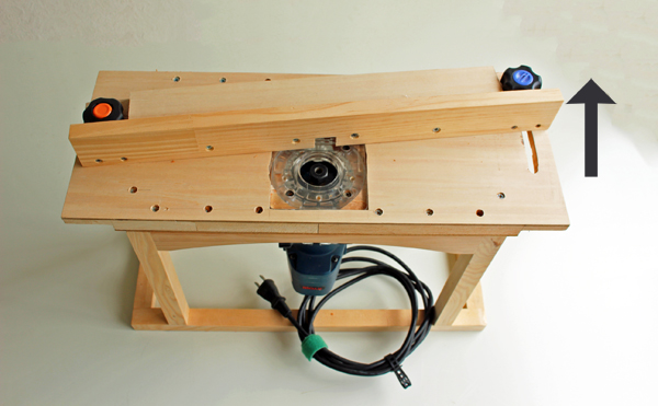 トリマーテーブルのフェンスを調整している所の画像