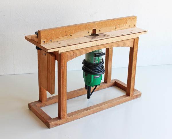 教室で使っている使い古したトリマーテーブルの画像