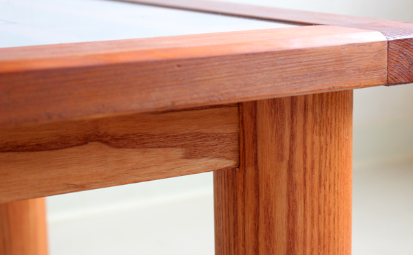 ローテーブルの丸脚と幕板