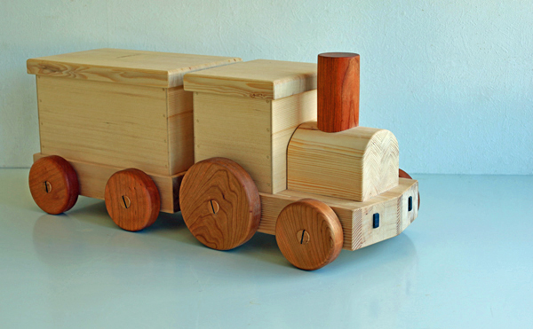 木製のおもちゃの汽車