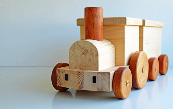 木製のおもちゃの汽車