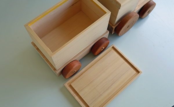 木製のおもちゃの汽車の客車の蓋部分