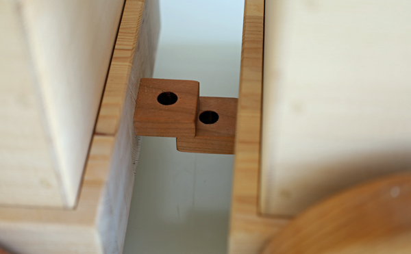 木製のおもちゃの汽車の連結部分