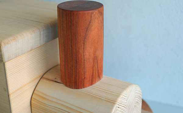 木製のおもちゃの汽車の煙突