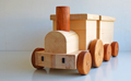 木製のおもちゃの汽車