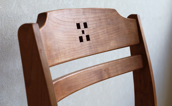 椅子のアクセント、彫り部分