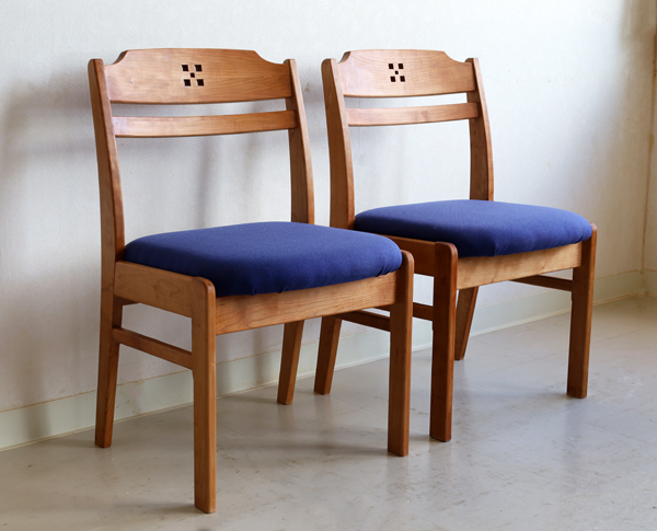 椅子を2脚並べたところ