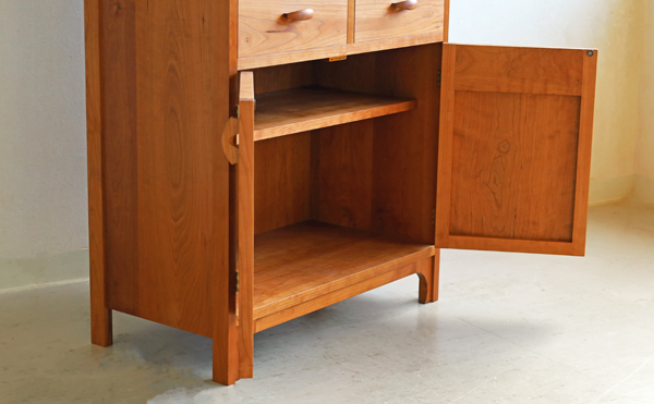 カップボード、食器棚の下扉の開放