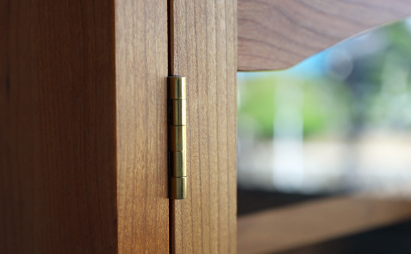 カップボード、食器棚のヒンジ