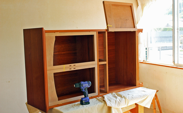 カップボード、食器棚の扉取付