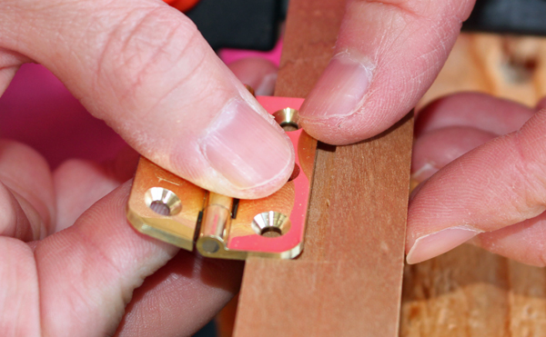 カップボード、食器棚のヒンジ取り付け