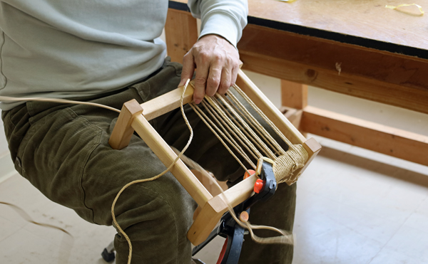 スツールの座面の手編み