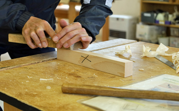 家具基礎コースでカンナ削り