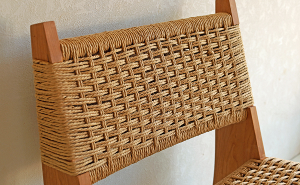 あぐら椅子の背もたれ部の編み込み