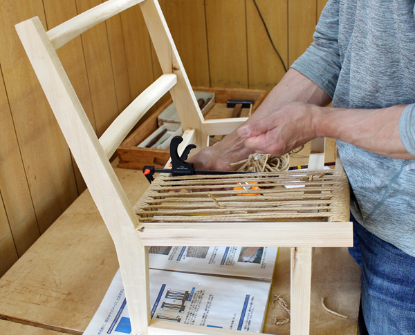 あぐら椅子の試作品のペーパーコードの編み込み