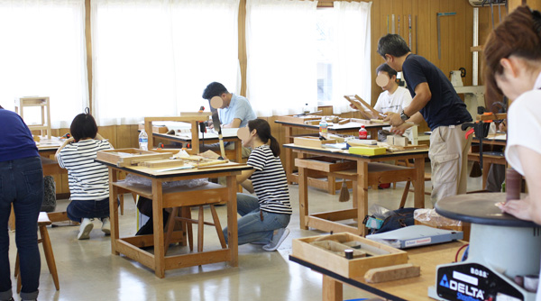 木工教室の作業風景